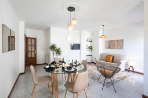 布拉加Braga 3BR Wonder by LovelyStay的客厅配有桌椅和沙发