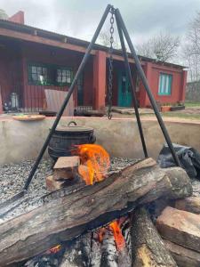 默西迪丝Casa de campo的火坑,有一块木头和一条链子