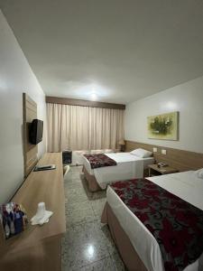 坎皮纳斯Hotel Nacional Inn Campinas Trevo的酒店客房设有两张床和电视。