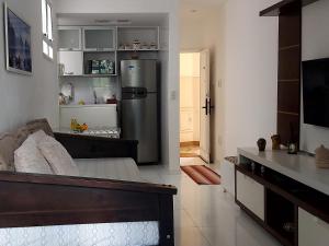 里约热内卢Loft aconchegante no Leblon的带冰箱的厨房和客厅