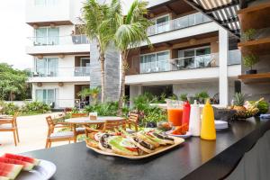 艾库玛尔Luxurious Apartments With BBQ Pool Garden Jungle View的一张桌子,上面放着一个食品和饮料托盘