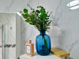 伦敦Charming room in Central London的花朵坐在桌子上的蓝色花瓶