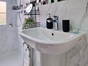 伦敦Charming room in Central London的带淋浴的浴室内的白色水槽
