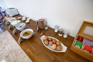 埃尔卡拉法特巴塔哥尼亚宾馆的一间设有桌子的房间,上面有鸡蛋