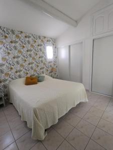 穆里耶Chambre d'hôte au cœur des Alpilles的一间卧室配有一张带白色毯子的床