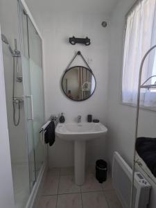 穆里耶Chambre d'hôte au cœur des Alpilles的白色的浴室设有水槽和镜子