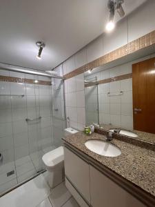 巴西利亚L336 LB Apartamento aconchegante resort à beira lago的一间带水槽、卫生间和淋浴的浴室