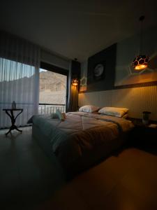 亚喀巴aladnan apartment alraha village的一间卧室设有一张大床和一个窗户。