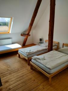 TatenhausenGasthof Tatenhausen Ferienwohnungen的带三张床和窗户的客房