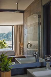 El CongoCardedeu Hotel Lago de Coatepeque的一间带水槽、床和镜子的浴室
