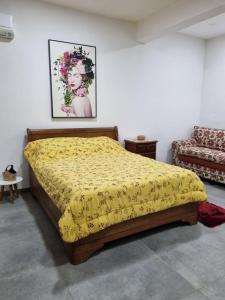 瓦索拉斯Pousada Pomar de Vassouras的一间卧室配有一张黄色毯子床