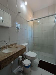 弗洛里亚诺波利斯Residencial Caramujo的白色的浴室设有卫生间和水槽。