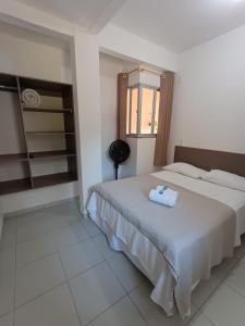 弗洛里亚诺波利斯Residencial Caramujo的一间卧室配有一张床,床上有毛巾