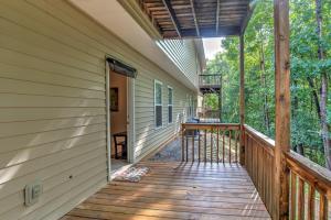 ArdenSouth Asheville Townhome 16 A的房屋前廊,带木甲板