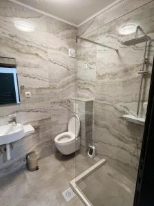 乌尔齐尼Apartments Montenegro Hills Ulcinj的浴室配有卫生间、盥洗盆和淋浴。