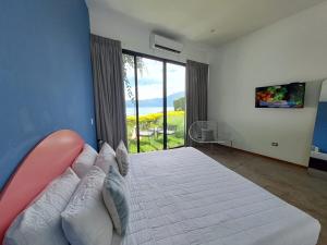El CongoCardedeu Hotel Lago de Coatepeque的一间卧室设有一张大床和一个大窗户