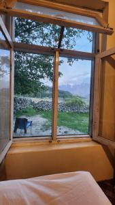 罕萨Karakorum Family Guest House Hunza的卧室窗户享有田野美景