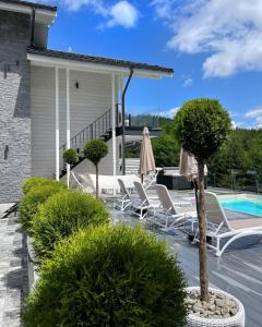 布克维be be Chalet - premium jacuzi & private pool的一个带躺椅和游泳池的庭院