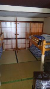 盛冈Female Only Dormitory 4beds room- Vacation STAY 14308v的客房设有两张双层床和十字架。