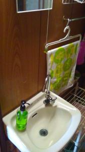 盛冈Female Only Dormitory 4beds room- Vacation STAY 14308v的浴室水槽和绿色肥皂瓶