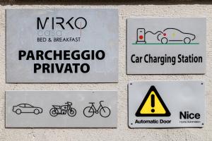 阿雷佐Casa Mirko - B & B con stazione ricarica auto elettriche parcheggio privato auto moto biciclette的墙上的一组标志