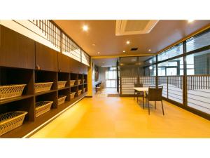 黑部市Unazuki Onsen Sanyanagitei - Vacation STAY 06557v的配有桌椅和书架的房间