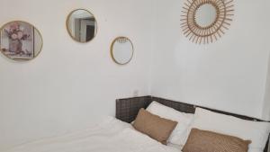 雷霍沃特Stylish Quiet and Central的一间卧室配有两面镜子和一张带枕头的床