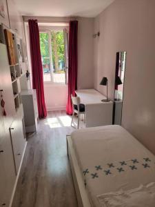 巴黎Appartement entier - Paris 12的一间卧室配有一张床、一张桌子和一张书桌。