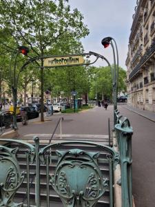 巴黎Appartement entier - Paris 12的城市街道上金属门上的街道标志
