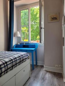 巴黎Appartement entier - Paris 12的一间卧室设有蓝色水槽和窗户