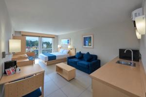 贾拉普夏拉帕城市快捷酒店的酒店客房,配有床和蓝色的沙发
