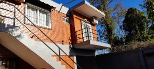 伊瓜苏港Martina Apart的一面是一栋砖砌建筑,旁边设有阳台