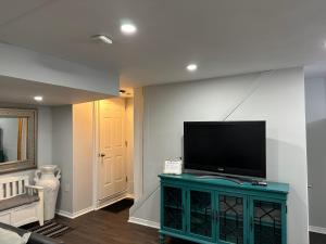 布兰普顿Luxurious and modern one bedroom basement suite.的客厅设有壁挂式平面电视。