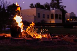 卢汉Terranova Glamping的夜间建筑物前的火坑