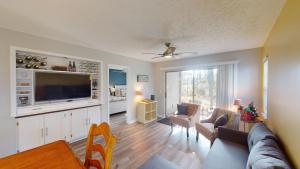 帕瓦雷斯岛Fairway Retreat 2BR Pawleys Island Golf Paradise的带沙发和电视的客厅