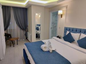 伊斯坦布尔Galata istanbul Hotel的卧室配有一只白色猫躺在床上