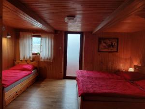 卢斯Počitniška hiška Kašta的一间卧室设有两张床和窗户。