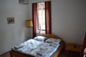 Gemütliche Ferienwohnung - Prein an der Rax的窗户客房内的小床