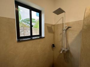 布韦朱Maracuja villa Zanzibar的带淋浴的浴室,带窗户