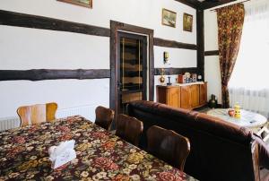 斯拉夫西克Рандеву的一间设有桌子的房间和一间带桌椅的厨房