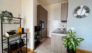 维罗纳[Arena-Fiera] Appartamento con vista panoramica的厨房配有水槽和墙上的时钟