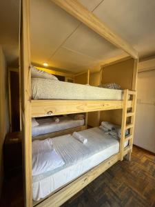 门多萨Panda Hostel Mendoza的小型客房配有两张双层床,
