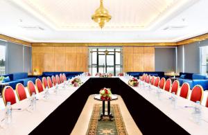 非斯Fes Heritage Boutique luxury Hotel的大型会议室,配有长桌子和椅子