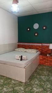 松索纳特hotel marsella的绿色墙壁间的一张床位