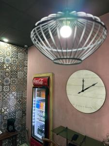 松索纳特hotel marsella的餐厅的墙上有可可的钟