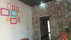松索纳特hotel marsella的走廊上墙上有彩色图片