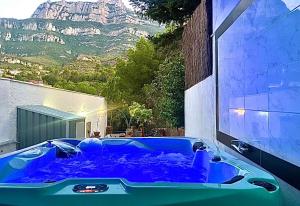 莫尼斯特罗尔Barceló Apartaments的蓝色浴缸,享有山景