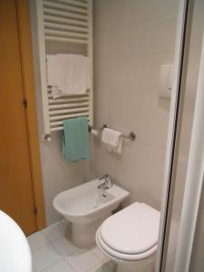 乌尔比诺艾尔伯格意大利酒店的白色的浴室设有卫生间和水槽。
