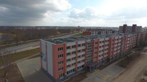 RadviliškisStiklo Apartamentai的享有大型公寓大楼的空中景致
