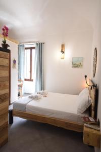 马达莱纳La Casa di Dario的一间带床的卧室,位于带窗户的房间内